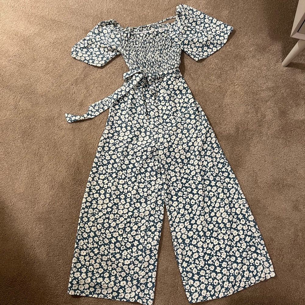 size small flowy jumper from a little boutique. with blue and white floral